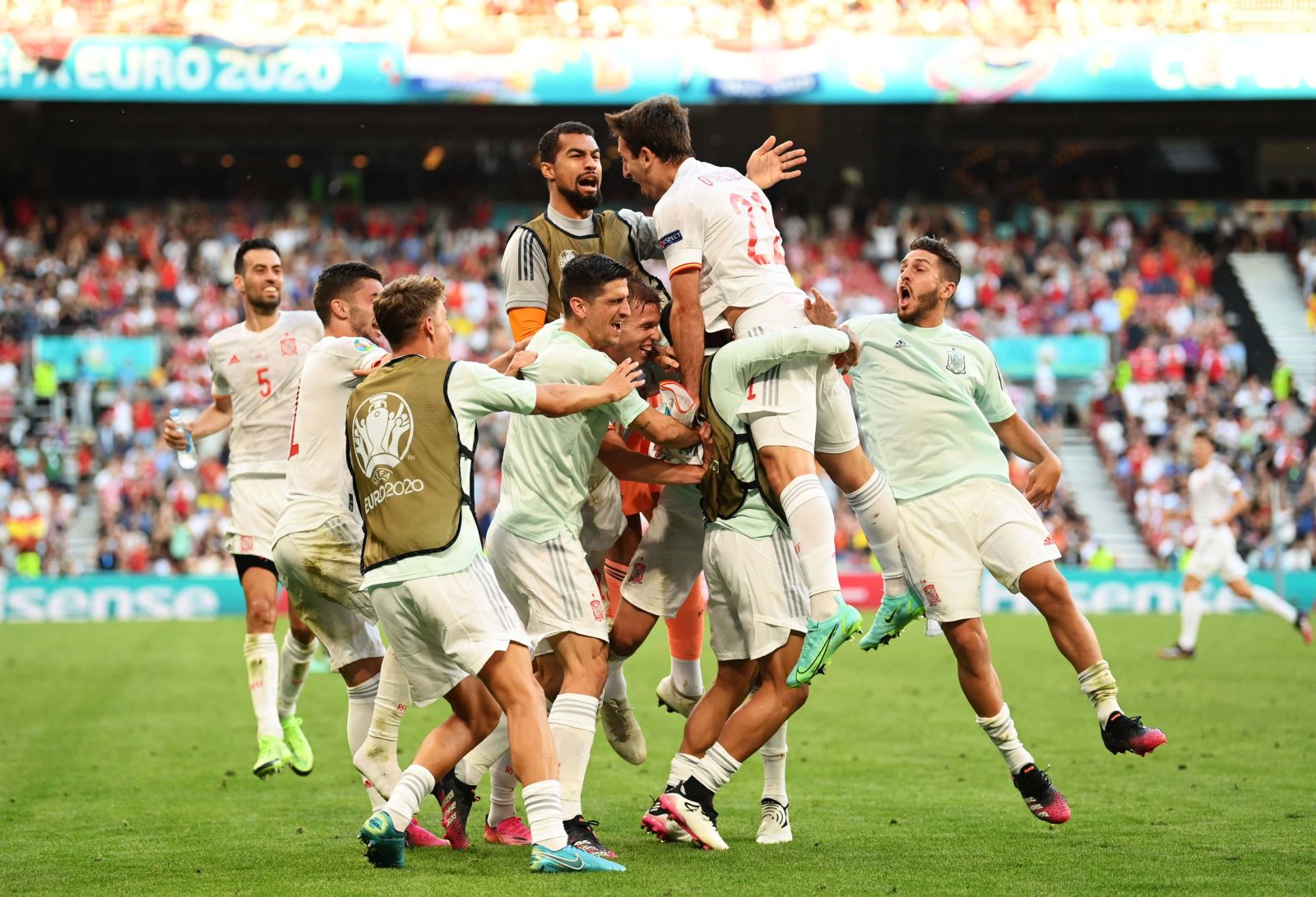Tây Ban Nha giành tấm vé đầu tiên vào bán kết