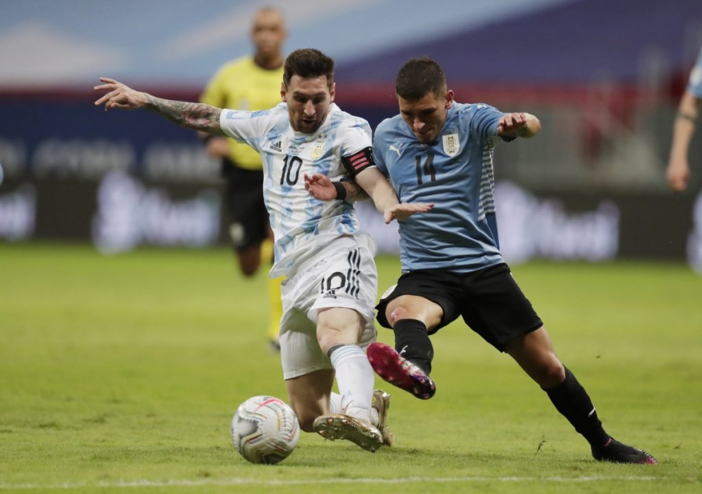 Đội trưởng Argentina kiệt sức gồng gánh hạ gụp Uruguay