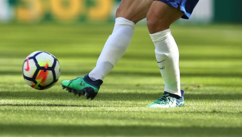 Hướng dẫn kỹ thuật giữ bóng tốt trong bóng đá bằng lòng bàn chân cơ bản