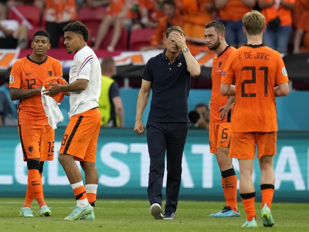De Boer từ chức sau khi tuyển Hà Lan thua CH Czech